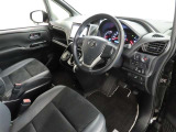 シンプルで使いやすいデザインの運転席です。