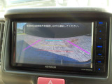 バックカメラが付いているので後方確認が非常にしやすいです。今や運転初心者も熟練者も必須装備!ついていて損はないですね♪