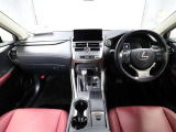 上質で落ち着いた印象のインパネ。視界も広々で運転しやすいです。