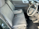 乗り心地の良いフロントシートです。足回りも広々としておりますので、長時間の運転も疲れづらいですよ。