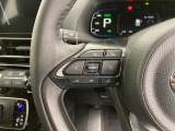 運転中、オーディオの操作をしてて、ハッとしたことはありませんか?ステアリングスイッチは、運転中でもハンドルでオーディオの操作が可能です。安全なドライブをサポートします。