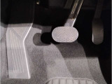 【ペダル】BMWはオルガン式アクセルペダルを採用しています。踏み込む足とペダルが同じ軌跡を描くため、かかとがずれにくく、アクセルコントロールがよりしやすくなるメリットがあります。