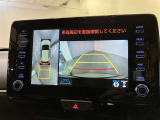 複数のカメラの映像をもとに、クルマを真上から見ているような映像をドライバーに提供し駐車をサポートする機能です。