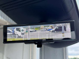 後方のカメラ映像をミラー面に表示。後席の乗員や荷物で視界が遮られることなく、クリアな後方視界を確保できます。
