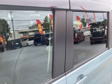 プライバシーガラスが搭載されておりますので、車内のプライバシーを保護してくれます。