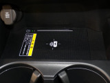 ワイヤレス充電対応のスマートフォンを置くだけでさっと充電できます。充電ケーブルが必要ないので車内がすっきりします。