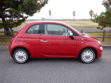 クラシカルな外観が特徴のFIATコンパクトカー フィアット500。オープントップモデルのフィアット「500C」。小型化、軽量化、高効率化を目指して900cc 直列2気筒レイアウトを採用した「ツインエア ラウンジ」。