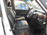 体が沈み込まないちょうどいい固さのシートなので、長時間の運転も疲れづらいんですよ♪足元もすっきりと広いです!
