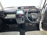 運転席周りのレイアウトをご覧ください。ナビゲーションが綺麗に装着されすっきり収まってますね!