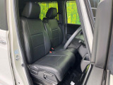 運転席まわりには十分なスペースがあり、大柄な方でもゆったり運転していただける環境です。
