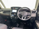 運転席まわりです。 各操作スイッチは使いやすい位置に配置されてます。