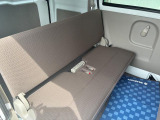 【リアシート】固定型のシートですが、この車両ではほとんどの場合、足元へ折りたたみ収納されています。