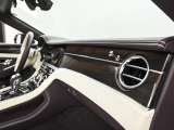 ベントレーは全てオーダーでの発注となっておりますので同じ車種でもステッチやベニヤ部分でまったく違う表情を感じることができます。