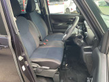シートリフターは、運転席の座面を上下させて、体格に合わせて調整できる機能です。視界の確保やペダルの操作性、疲れにくさの向上に役に立ちます。