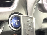【スマートキー】カバンやポケットに入れたままでもドアの施錠・解錠が可能なスマートキーを装備。エンジンのオン・オフ時もカギを取り出す必要が無いからとっても便利です♪