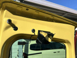 車輛後部の状況を確認できるミラーがついています。商用車ベースのカングーらしい装備です。