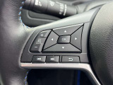 ステアリング左側のスイッチ群。運転中もハンドルから手を離さずに、メーター内ディスプレイの表示切り替えやオーディオの音量・選曲操作が行えます。