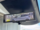 リヤカメラの映像をルームミラーに表示。後席の乗員や荷物、天候に左右されず、クリアな後方視界を確保。安全運転をサポートします。