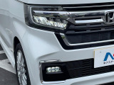 【LEDヘッドライト】悪天候や夜間走行時も良好な視界を確保し安心して運転できる高輝度LEDヘッドライトを装備!点灯速度が早く、消費電力も抑えられています。