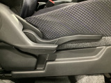 運転席にはドライバーの体型や好みに応じて前後方向だけでなく、高さの調整ができるシートリフターを装備!