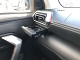 運転席用・助手席用と2つのカップホルダーを装備しています。ドリンクだけでなく、色々な小物の置き場所としても大変便利です。