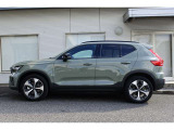 ロードクリアランスの大きなXC40は乗員の着座位置が高く、視界が良好です。また、着座位置の高さは安心感につながり、ストローク量の大きいサスペンションにより悪路でも快適な乗り心地を確保できる利点もあります。