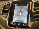 【360&deg;ビューカメラ】4台の高解像度カメラで360度の鳥瞰図を表示。隣の車や壁、死角にある障害物などを画面で確認できるため、狭いスペースでの駐車・出入りも安心です。