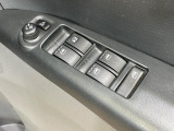 【電動格納ミラー】サイドミラーは電動格納式となっており、狭い駐車場でもキズがつくリスクを抑えられます。