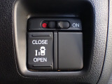 運転席からもスライドドアを楽々操作でスピーディーに!またスマートキーでも開閉できるので便利です。