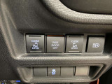 両側パワースライドドアです。両手が荷物でいっぱいの時、どちらからでもドアの開閉がラクラクです♪安全装置も付いているので、お子様の乗り降りも安心の便利機能です。