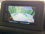 【バックカメラ】駐車時に後方がリアルタイム映像で確認できます。大型商業施設や立体駐車場での駐車時や、夜間のバック時に大活躍!運転スキルに関わらず、今や必須となった装備のひとつです!