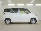 リアには左右スライドドアを採用。狭い駐車場でも開閉しやすく、強風の日でもドアが煽られにくくなっております。小さなお子さまやご年配の方も安心して乗り降りできます。