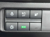 ステアリングヒーターや充電タイマーOFF、充電ポートオープナー、VDC(車両運動制御)OFF、ECOモード等の操作スイッチが運転席右側に集約されています。