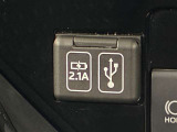こちらのクルマはUSB接続コネクタも装備されています♪スマホの充電などにお使い下さい。ご旅行中での充電切れも、これなら心配いりませんね!