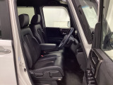 【ベンチシート】運転席と助手席の移動もスムーズ!狭い駐車場での乗り降りや、お子様の乗り降りにも便利です。座席の間にコンソールボックスやドリンクホルダーがないため、車内空間が広く感じます。