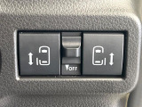 【両側パワースライドドア】スマートキーや運転席のスイッチで後席両側スライドドアの開閉が可能♪電動だから力を入れてドアを開ける必要が無く、小さなお子様でも簡単に開け閉めでき快適です♪