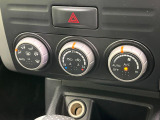 【オートエアコン】一度お好みの温度に設定すれば、車内の温度を検知し風量や温度を自動で調整。暑い&hellip;寒い&hellip;と何度もスイッチ操作をする必要はありません。快適な車内空間には必須の機能ですね♪