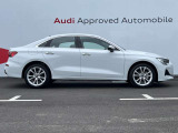 Audiのリヤディフューザーは、車両の後方での空気の流れを整え、乱流を減少させることで、走行安定性を向上させます。またスポーティで洗練された外観を提供し、全体のスタイルに一体感を持たせます。