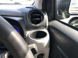 運転席用・助手席用と2つのカップホルダーを装備しています。ドリンクだけでなく、色々な小物の置き場所としても大変便利です。
