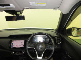 ドライバー目線で、使いやすく安全操作性と良好な視界を実現した運転席です。