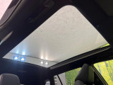 【ガラスルーフ】ガラスルーフ搭載で車内の解放感が一気にアップ!開放的なドライブをお楽しみいただけます。