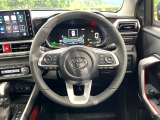 インテリアに合わせたデザインのステアリングは、運転される方のことも考え、運転しやすい形状、大きさです。是非一度、実際に触ってお確かめください。