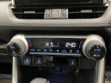 オートエアコン♪お好みの温度に設定するだけで車内を快適空間にしてくれますよ♪