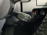 クルーズコントロール機能が付いています。 速度を設定するとアクセルを踏まなくても一定の速度で走ることができます。  高速道路ではとても便利な装置なんです。