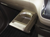 運転席と助手席の間にはドリンクホルダーがあります。取りやすい位置にありますからドライブも楽しくなりますね!