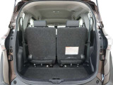 タテにもヨコにもワイドなテールゲート開口部により、重い荷物も簡単に積み込むことができます。広いラゲッジスペースで、普段使いから旅行まで、ざまざまなシーンで大活躍です。