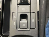 指先でパーキングブレーキの操作ができます。ブレーキホールドもついているので停止中に、ブレーキペダルから足を離しても停止状態を維持し続けてくれます。信号待ちなどの際に非常に便利です。
