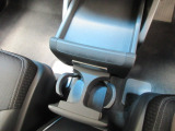 運転席からも助手席からも使いやすい位置に引き出し式ドリンクホルダーとスマホなどを置けるトレイを配置。