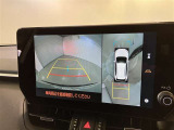 複数のカメラの映像をもとに、クルマを真上から見ているような映像をドライバーに提供し駐車をサポートする機能です。