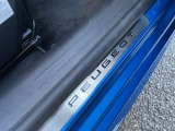 乗車口足元にはPEUGEOTのロゴ入り。